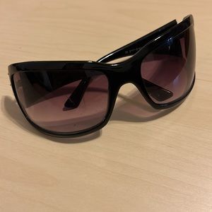 Wide-eyes black framed purple tinge lens sunglasses